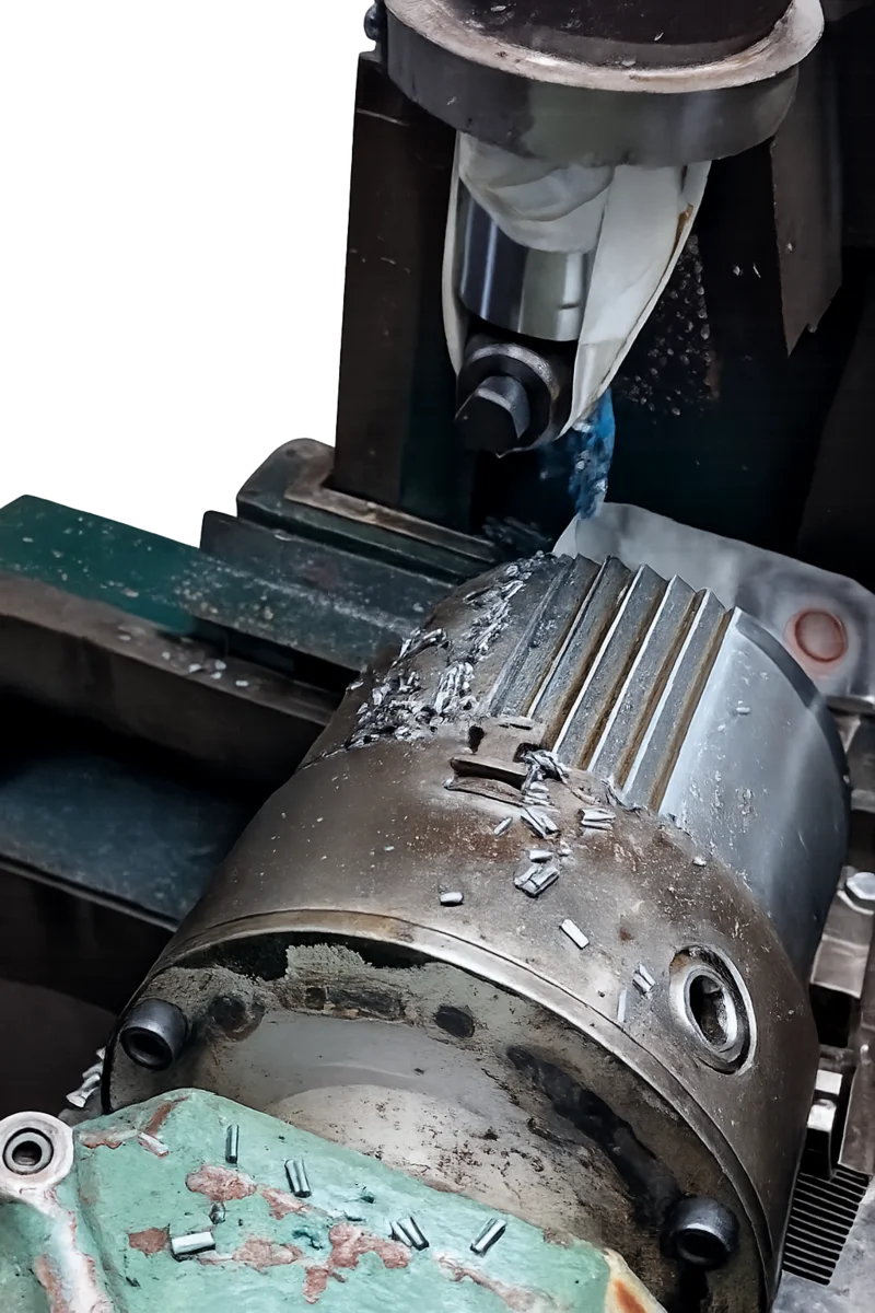 Oficina Tornsepedd — fresadora em operação